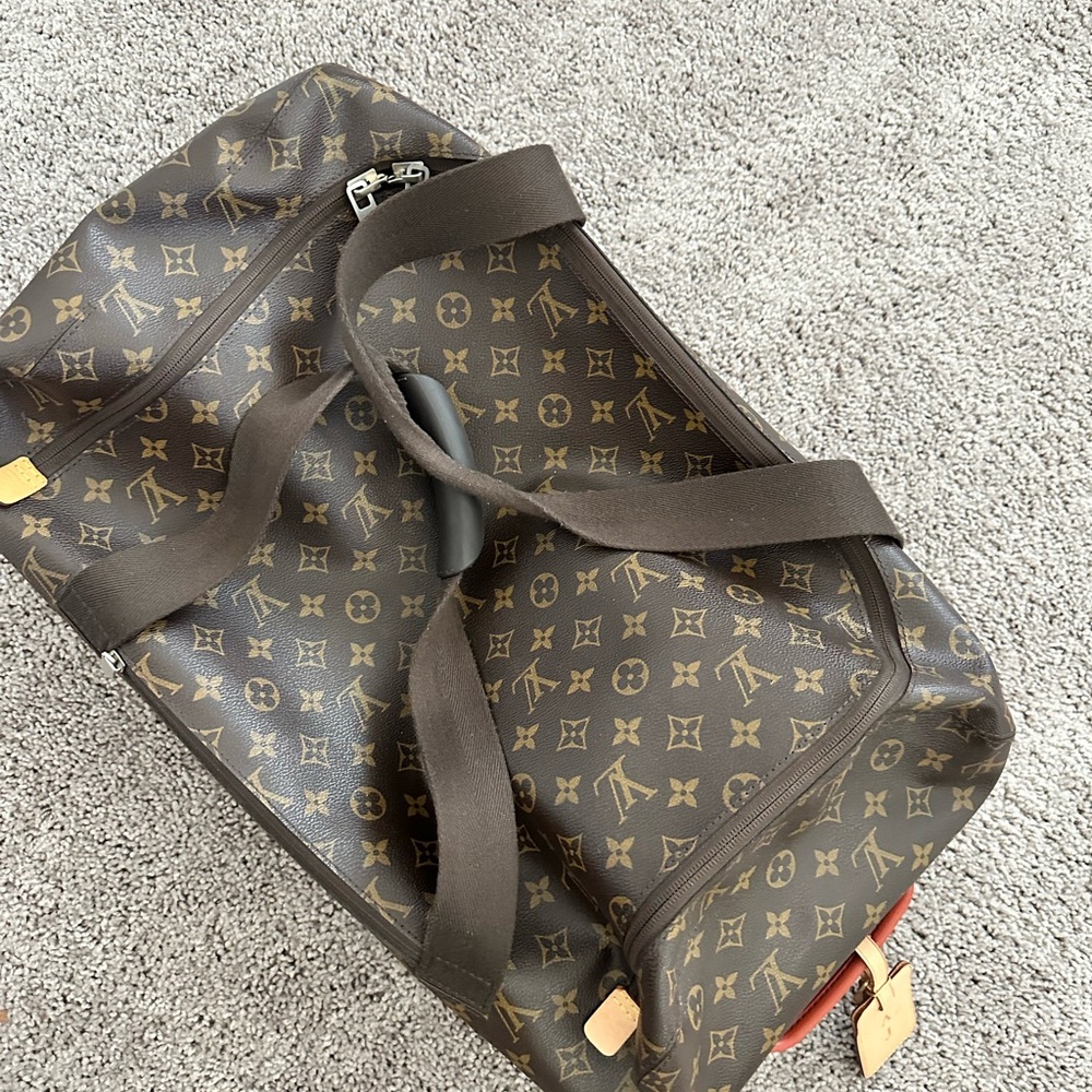 Authentic Louis Vuitton Horizon soft duffle in great condition.